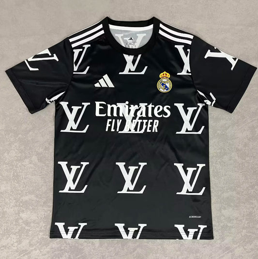 Edición especial de marca compartida del Real Madrid LV en blanco y negro